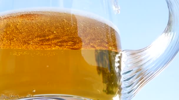 Detalhe do copo de cerveja. Rotação . — Vídeo de Stock
