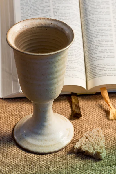 Kelch aus Wein mit Brot und heiliger Bibel — Stockfoto