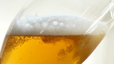 Bira cam içine dökme. Kabarcıklar artıyor.