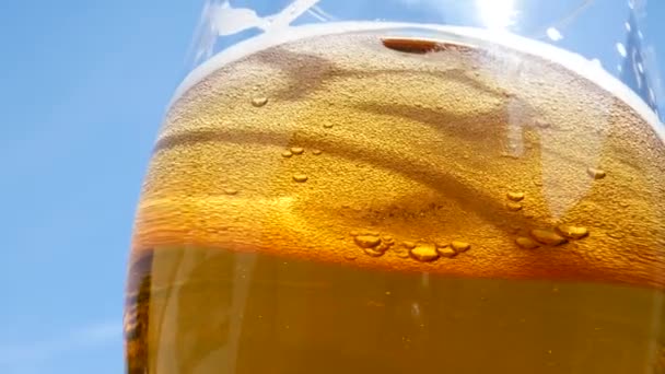 详细的杯子里的啤酒泡沫。旋转. — 图库视频影像