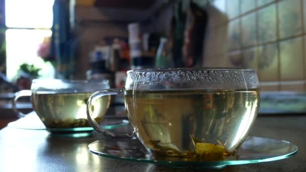 紅茶のカップの詳細です。カップから湯気が。ズームインします。. — ストック動画