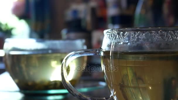 Détail des tasses à thé. La vapeur monte de la Coupe. Panoramique . — Video