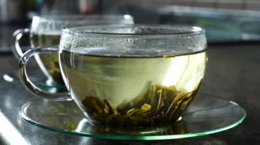Ayrıntı çay bardak. Buhar bardaktan yükselir.