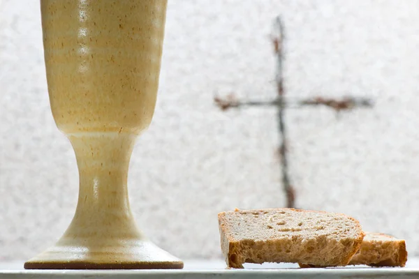 Kelch mit Wein und Brot auf dem Tisch — Stockfoto