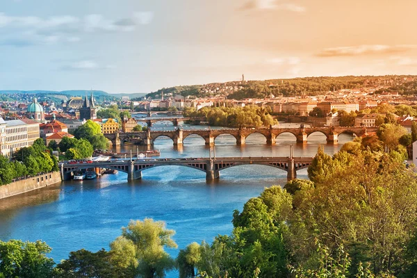 Prag köprüler Sunset'teki yaz aylarında. Çek Cumhuriyeti. — Stok fotoğraf
