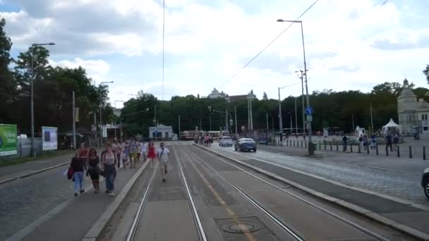 ПРАГА, ЧЕШСКАЯ РЕСПУБЛИКА - 18 июня 2017 года: Люди, работающие на трамвае в Голешовице Tran Stop . — стоковое видео