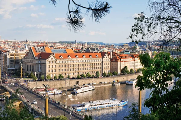 Faculteit der Rechtsgeleerdheid met Cechuv Bridghe in Praag. Tsjechische Republiek. — Stockfoto