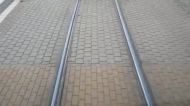 Tramvay detayını tramvay gitmekten izler. El.
