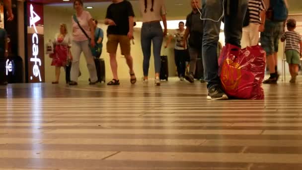 Praha, Česká republika - 9 července 2017: cestující na hlavním nádraží v Praze. — Stock video