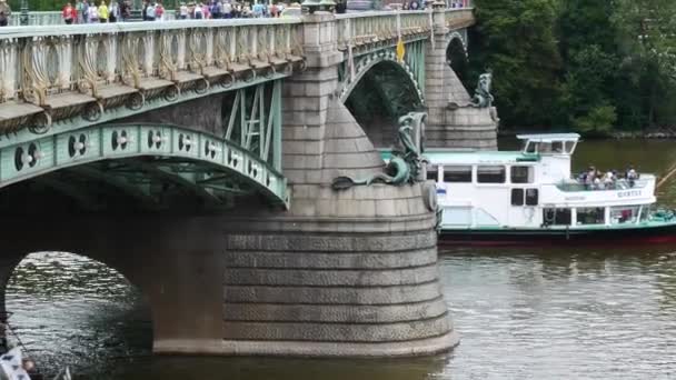 Prag, Tschechische Republik - 2. Juli 2017: Verkehr auf der Cechuv-Brücke. — Stockvideo