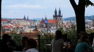 Bahçe Restoran manzara Prag Letn Tepesi'ndeki insanlarda Prag, Çek Cumhuriyeti - 2 Temmuz 2017:.