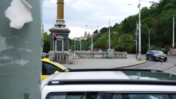 Prague, Cseh Köztársaság - 2017. július 2.: a forgalom a Cechuv híd, a prágai kastély. — Stock videók