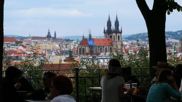 Prague, Tsjechië - 2 juli 2017: mensen in het Garden Restaurant op de Letn heuvel met Panorama van Praag. — Stockvideo