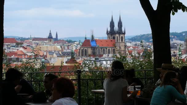 Prag, Tschechische Republik - 2. Juli 2017: Menschen im Gartenrestaurant auf dem Letnberg mit Aussicht auf Prag. — Stockvideo