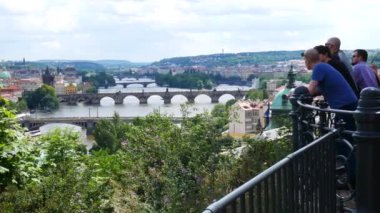 Prag, Çek Cumhuriyeti - 2 Temmuz 2017: Turist Prag Bridges.Panning arıyoruz.