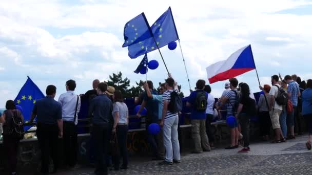 PRAGA, REPÚBLICA CHECA - 2 DE JULIO DE 2017: Personas con bandera checa y bandera de la Unión Europea en la colina Letna . — Vídeos de Stock