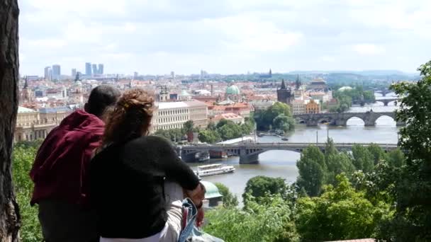 Prag, Tjeckien - 2 juli 2017: Turister tittar på Prag Bridges.Panning. — Stockvideo