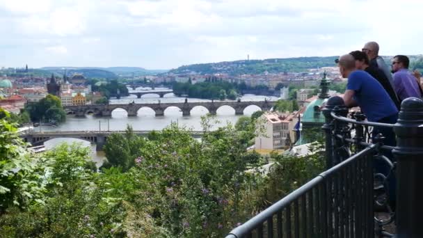 PRAGA, REPÚBLICA CHECA - 2 DE JULIO DE 2017: Los turistas están mirando los puentes de Praga. . — Vídeo de stock