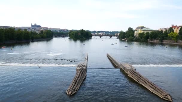 Река Влтава с Вейром от моста Жираскув. Камера без движения . — стоковое видео