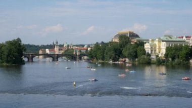 Jiraskuv Köprüsü'nden Weir ile Vltava Nehri. Hiçbir hareketi kamera.