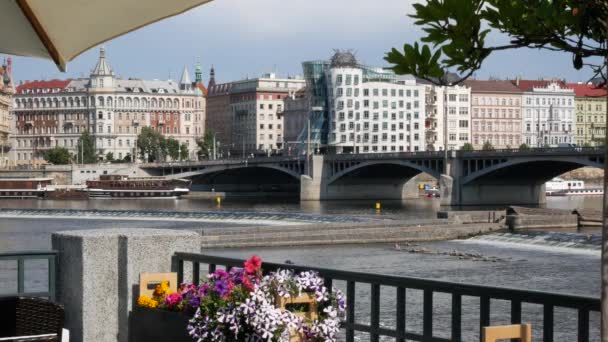 Nationale Nederlanden byggnad med floden Moldau i Prag. Ingen rörelse Camer — Stockvideo