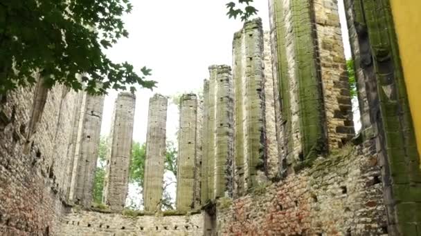 Panensky Tynec'te Köyü Gotik kilise kalıntıları. Yakınlaştır. — Stok video