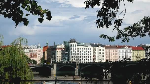 Nationale Nederlanden byggnad med floden Moldau i Prag. Zooma in. — Stockvideo