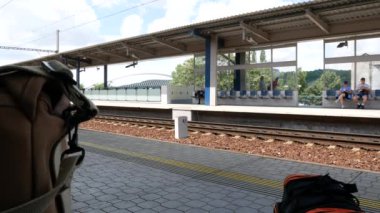 Tren İstasyonu'na varış. Gerçek zamanlı. Hiçbir hareketi kamera.