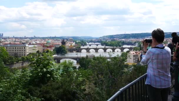 PRAGA, REPÚBLICA CHECA - 2 DE JULIO DE 2017: Los turistas están mirando los puentes de Praga. . — Vídeos de Stock