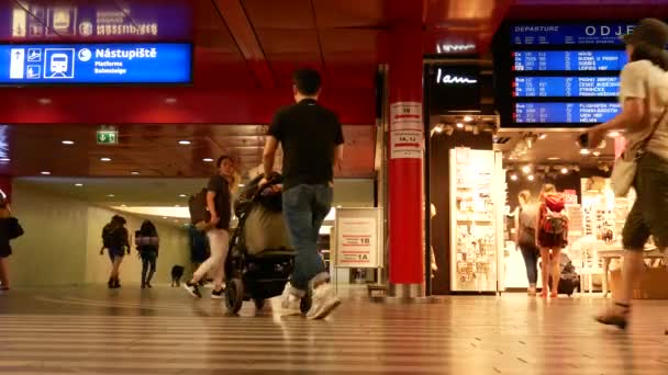 Prague, Tsjechië - 9 juli 2017: passagiers op het Centraal Station in Praag. — Stockvideo