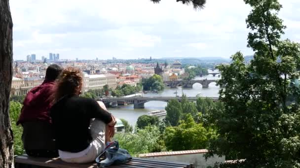 観光客がプラハ Bridges.No 移動カメラを見ているプラハ, チェコ共和国 - 2017 年 7 月 2 日。. — ストック動画