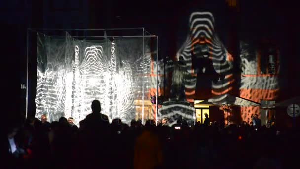 LOUNY, REPUBBLICA CECA - 14 LUGLIO 2017: Festival della Luce KOUZLO SVETLA - La magia della luce. Installazione della luce da Jan Hladil - HYPERBAROKO . — Video Stock