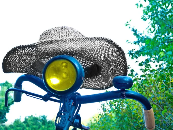 Detail of old bicycle with a summer hut — Stock Photo, Image