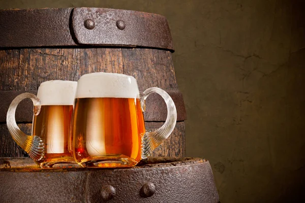 Δύο ποτήρια μπύρα στο ξύλινο βαρέλι — Φωτογραφία Αρχείου