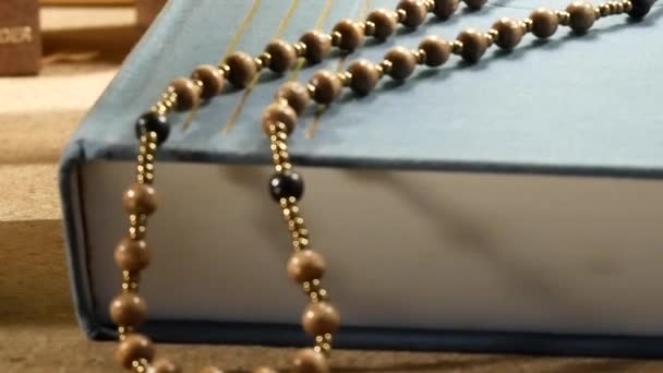 在圣经 》 上的木念珠。平移 — 图库视频影像