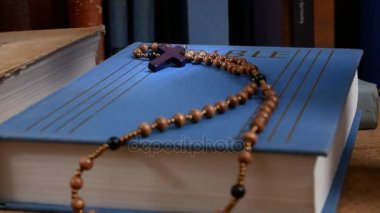 İncil üzerine ahşap tespih. Yakınlaştır.