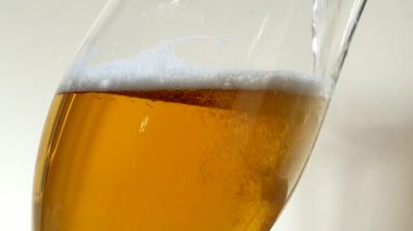 Bira cam içine dökme. Kabarcıklar artıyor.