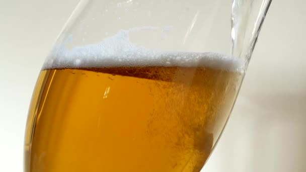 Наливаємо пиво в склянку. бульбашки піднімаються . — стокове відео