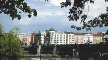 Prag'da Vltava Nehri ile Nationale Nederlanden bina. Hiçbir hareketi kamera.