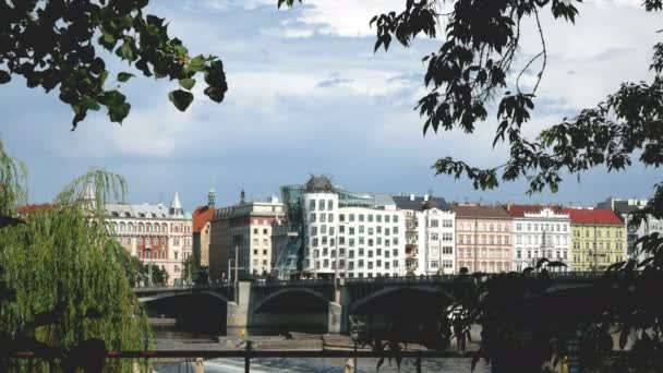 Nationale Nederlanden gebouw met de rivier Vltava in Praag. Geen verkeer Camera. — Stockvideo