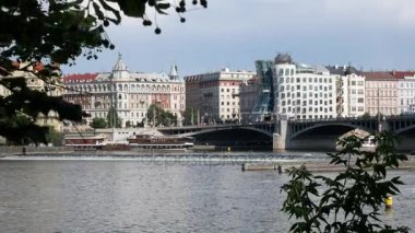 Prag'da Vltava Nehri ile Nationale Nederlanden bina. Hiçbir hareketi Camer