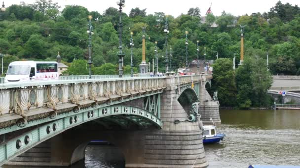 PRAGUE, RÉPUBLIQUE TCHÈQUE - 2 JUILLET 2017 : Circulation sur le pont Cechuv à Prague . — Video