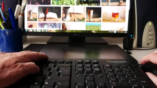 Ein Mann benutzt einen Computer. Keine Bewegungskamera. — Stockvideo