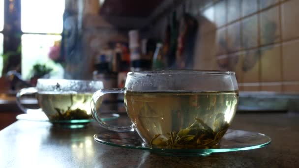 Detail der Teetassen. Dampf steigt aus dem Becher. — Stockvideo