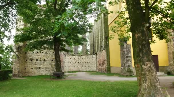 Остатки готической церкви в деревне Паненский Тынец. Чехия . — стоковое видео