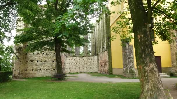 Resterna av gotiska kyrkan i Panensky Tynec by. Tjeckien. — Stockvideo