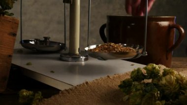 Eve bira bira. Adam arpa ağırlığındadır. Hiçbir kamera hareketi.