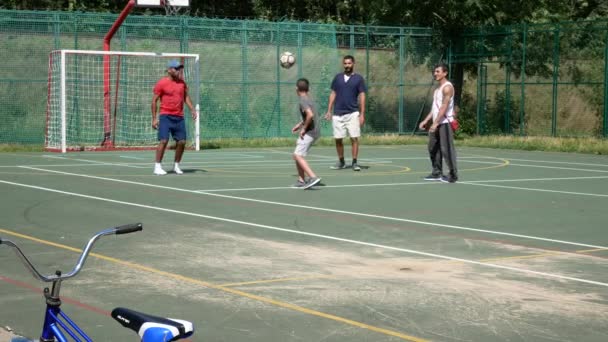 POSTOLOPRTY TOWN, REPÚBLICA CHECA - 13 de agosto de 2017: Niños jugando fútbol . — Vídeo de stock