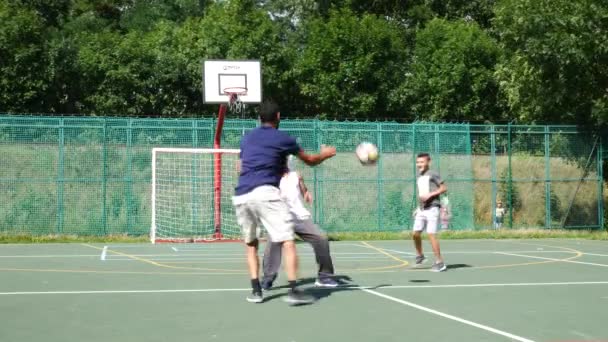 Postoloprty város, Cseh Köztársaság - augusztus 13, 2017: fiúk játszani kosárlabda. — Stock videók