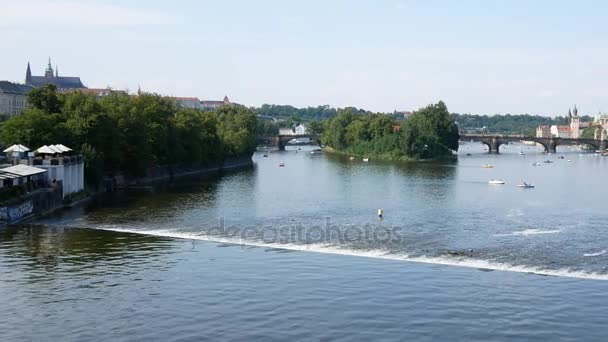 Moldau mit Wehr von der Brücke Jiraskuv. Schwenken. — Stockvideo